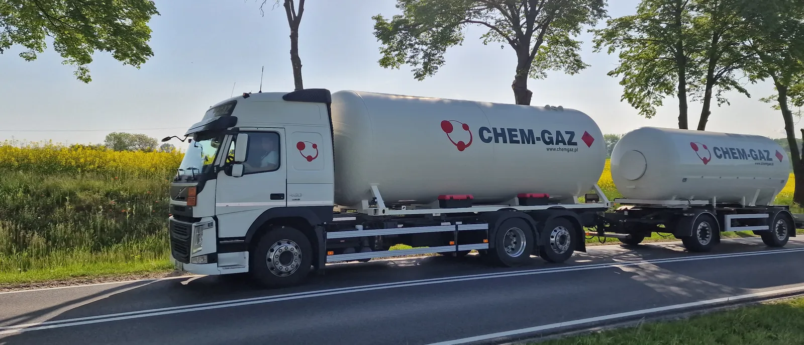 Cysterna CHEM-GAZ z naczepą na trasie wśród zieleni