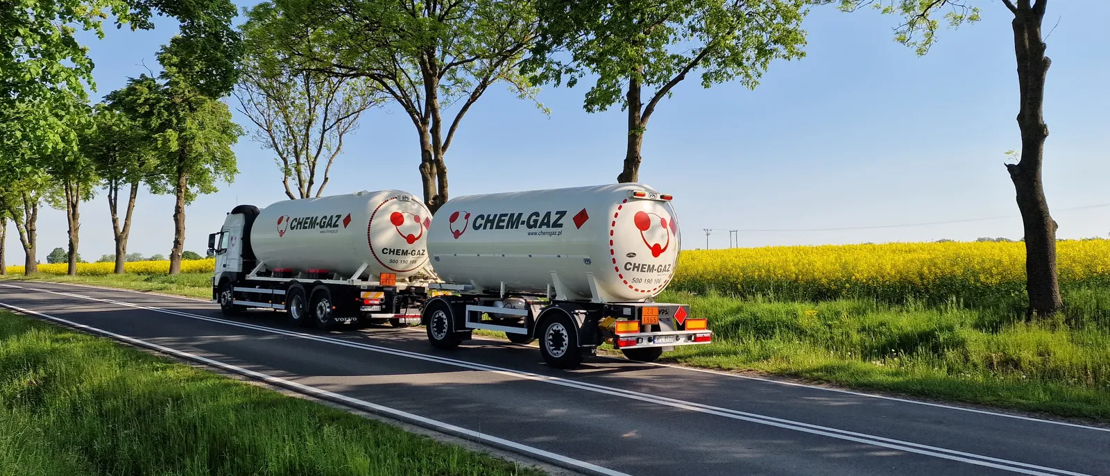 Cysterna CHEM-GAZ w trasie, widok z tyłu