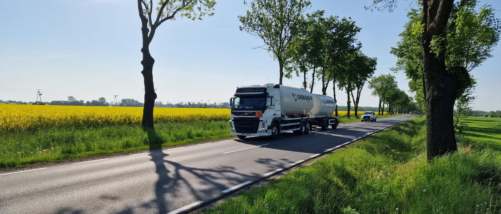 Cysterna CHEM-GAZ jadąca drogą wśród pól