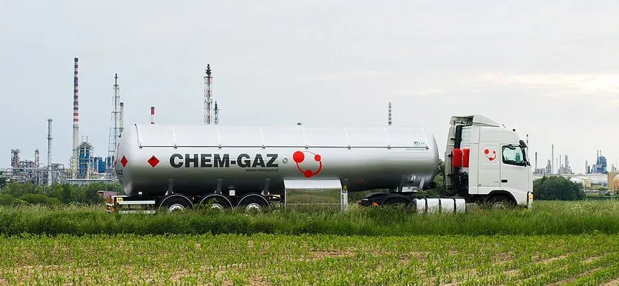 Cysterna CHEM-GAZ na tle zakładu petrochemicznego