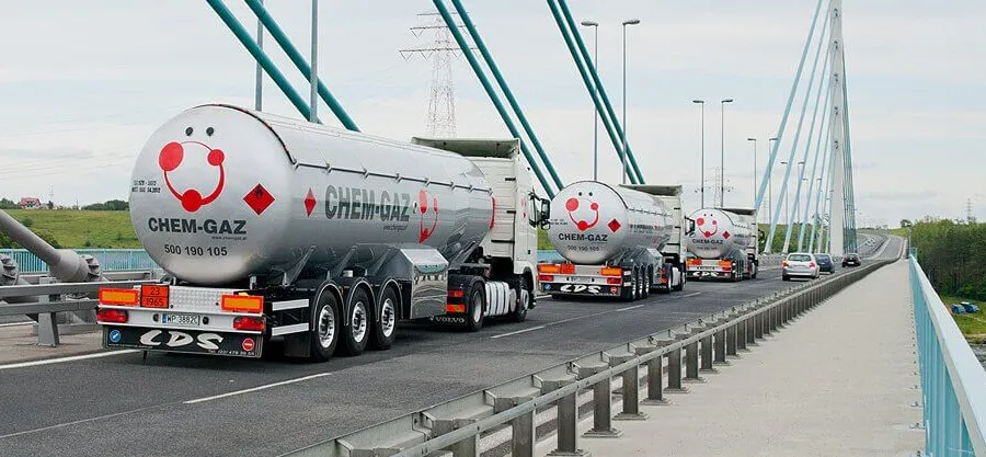 Cysterny CHEM-GAZ na moście w trasie