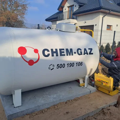 Serwisant CHEM-GAZ podczas montażu zbiornika u klienta