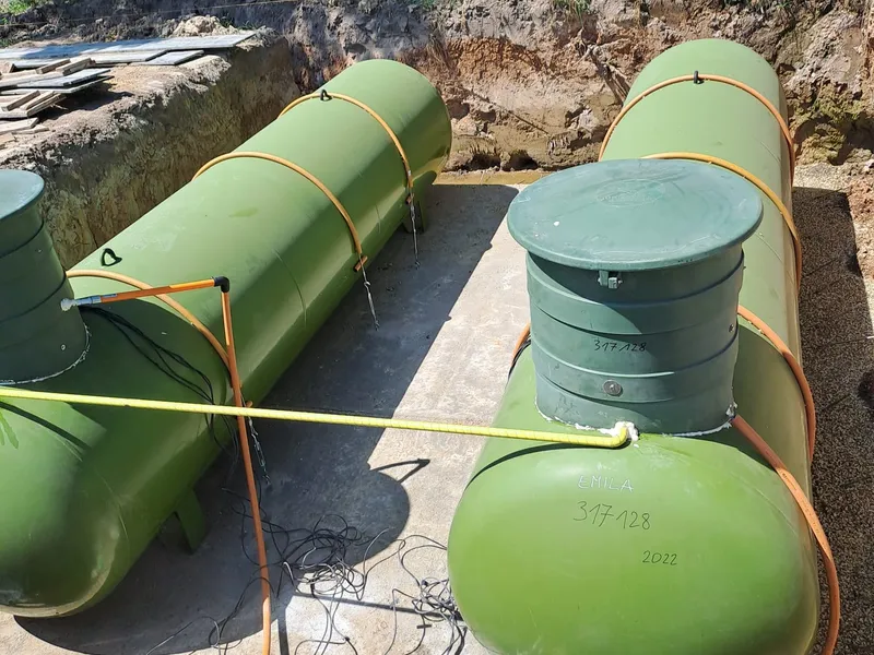 Montaż zbiornika gazowego podziemnego w wykopie