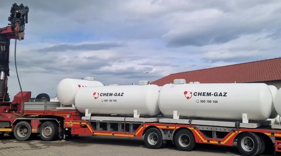 Transport nowych zbiorników gazowych dźwigiem